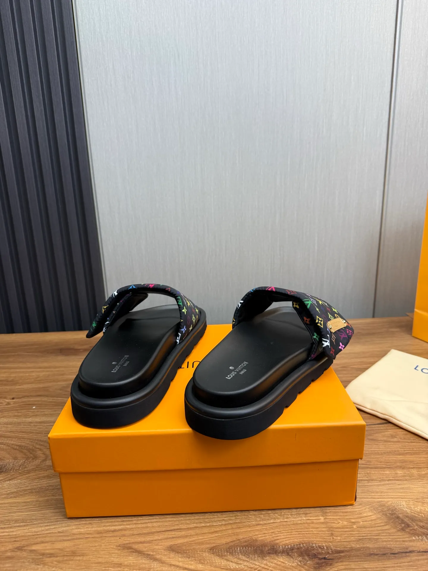 Men's shoes 💰360💰 Lv. hot selling men's slippers 🔥 🩴Official website one to one production 38-45 sizes 45 46 🉑️Customized!